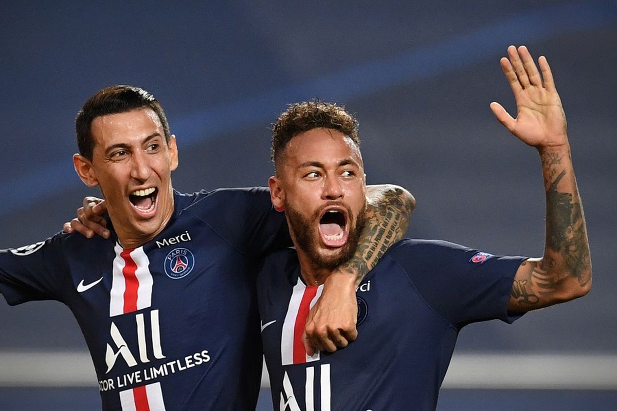 Gelandang PSG Angel Di Maria (kiri) merayakan gol bersama Neymar setelah mencetak gol kedua timnya dalam pertandingan semifinal Liga Champions antara RB Leipzig vs PSG di Stadion Luz di Lisbon pada 18 Agustus 2020.