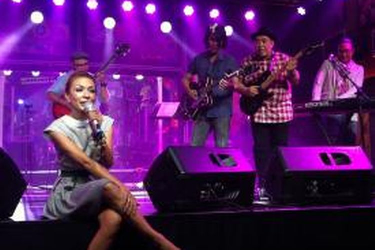 Syaharani and Queenfireworks (ESQI:EF) tampil dalam acara peluncuran video trip untuk lagu mereka yang berjudul  Selalu Ada Cinta di kawasan Kemang, Jakarta Selatan, Junat (12/9/2014) malam.