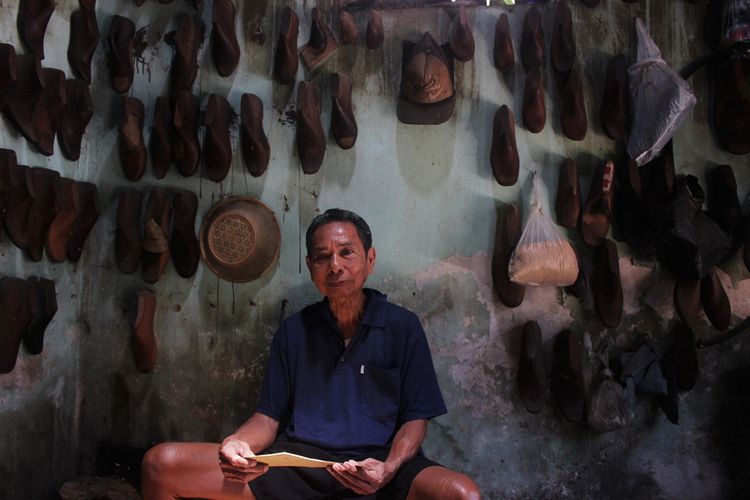 Somo Hadi warga Jl Pattimura 6B Kelurahan Selosari Kabupaten Magetan Jawa Timur puluhan tahun menggeluti profesi langka pembuatan klebut kayu secara manual.