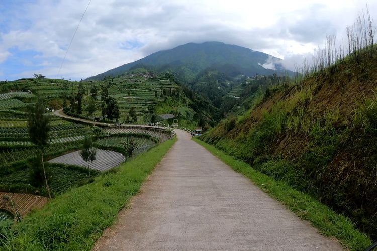 Negeri Khayangan dengan latar belakang Gunung Merbabu.