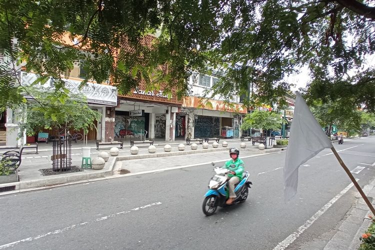 Bendera putih dipasang disepanjang jalan Malioboro tanda PKL menyerah hadapi pandemi, Jumat (30/7/2021).