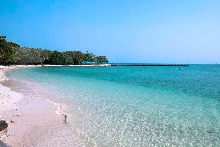 Pantai Tanjung Lesung, Banten, menawarkan suguhan lanskap yang cantik.