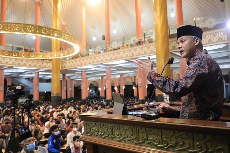 Gubernur Jawa Tengah Ganjar Pranowo saat menjadi penceramah di Masjid UGM, Daerah Istimewa Yogyakarta, Rabu (6/4/2022).