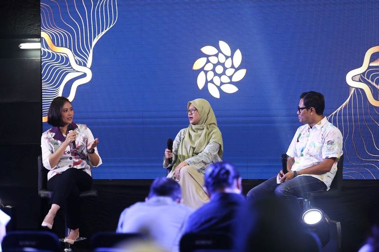 VP Sustainability Wisnu Nugroho (kanan), Senior Manager EY Indonesia Climate Change and Sustainability Services Ika Merdekawati (tengah), dan Moderator Lestari Forum 2025 Cindy Permadi (kiri), dalam Lestari Forum di Studio 2 Menara Kompas, Jakarta Pusat (27/02/2025).