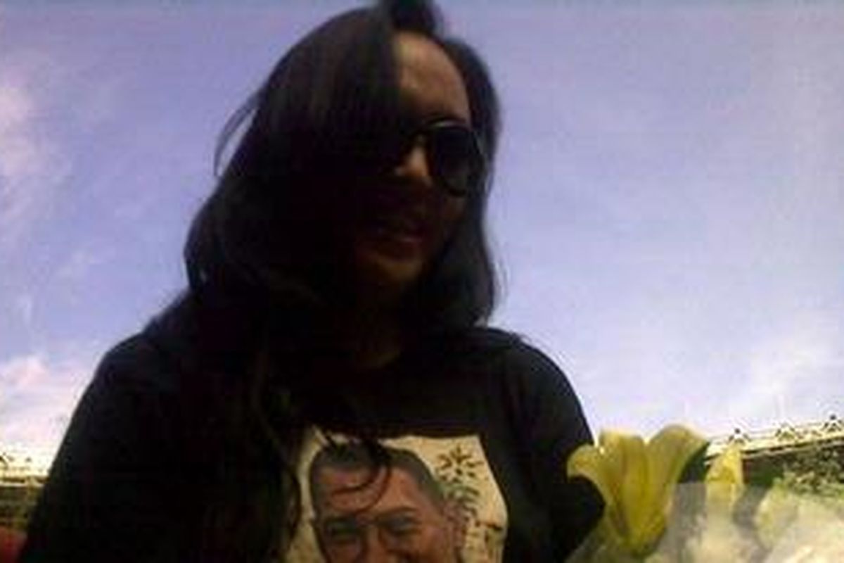 Angelina Sondakh, istri Alm. Adjie Masaid akhirnya mencurahkan isi hatinya di sela pertandingan sepakbola Trisakti FC di Stadion Gelora Bung Karno, Sabtu (19/2/2011) sore.