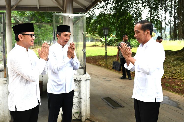 Presiden Joko Widodo menyaksikan pembagian bantuan paket sembako untuk masyarakat di sekitar Kompleks Istana Kepresidenan Bogor, Jawa Barat, Sabtu (6/4/2024).