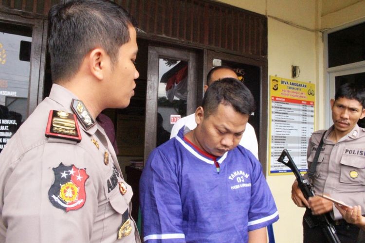 Polisi memperlihatkan tersangka Praka Yusni intel gadungan di Mapolsek Banda Sakti, Lhokseumawe, Aceh, Selasa (11/9/2018)