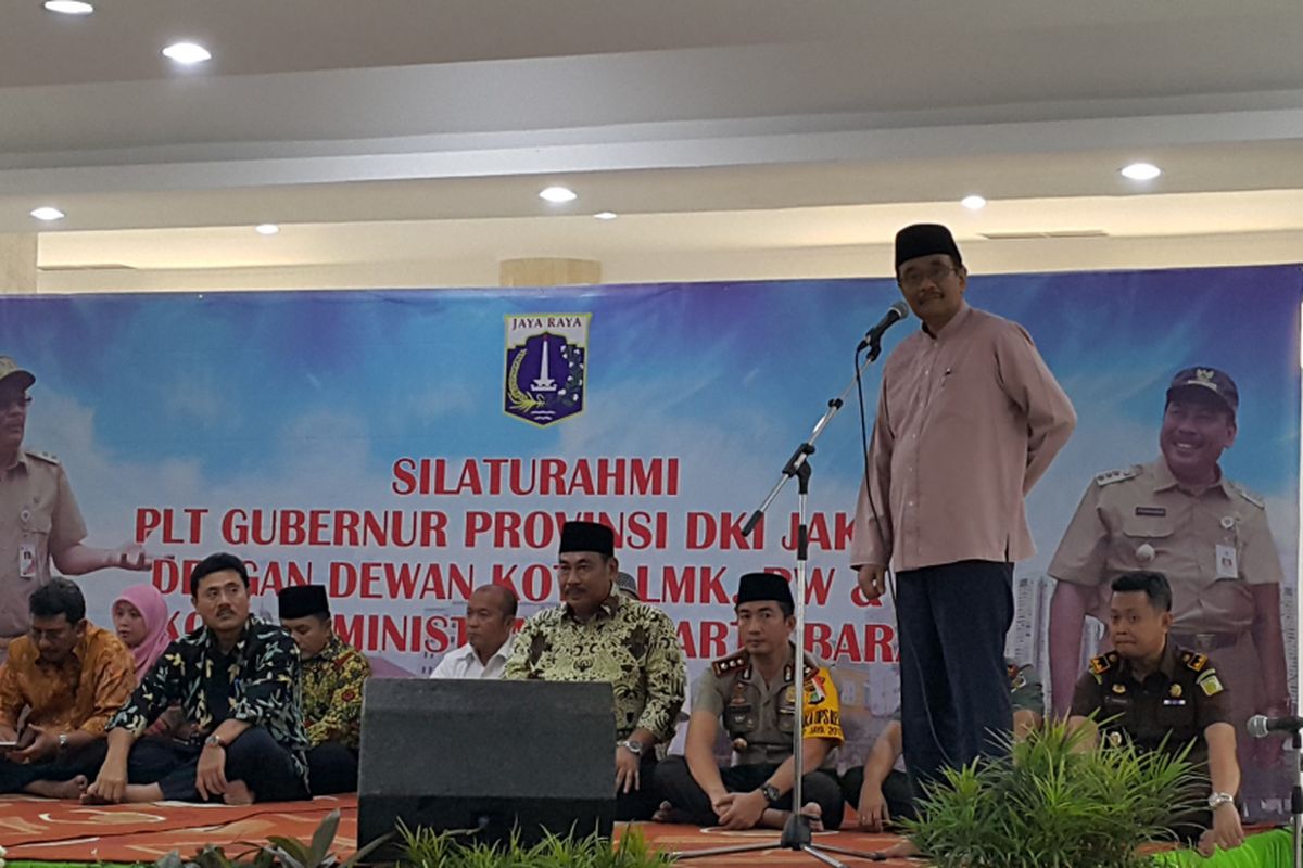 Pelaksana Tugas Gubernur DKI Jakarta Djarot Saiful Hidayat melakukan silaturahmi bersama RT/RW dan lembaga masyarakat kota (LMK) se-Jakarta Barat di Masjid Raya KH Hasyim Asyari, Jalan Daan Mogot, Jakarta Barat, Rabu (7/6/2017)