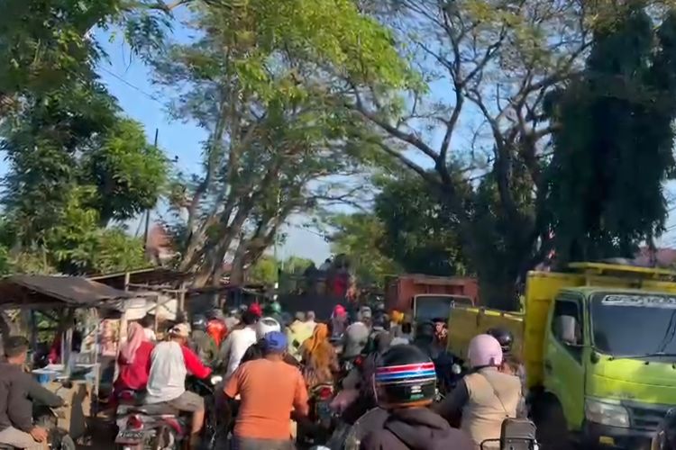 Antrean Solar Bersubsidi di Pasuruan 1 Km, Sopir: Pemerintah Harus Tahu