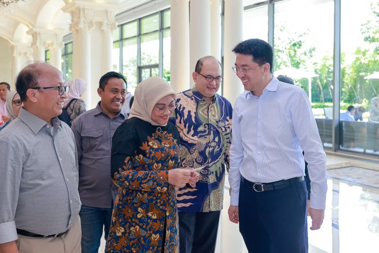 Menteri teenage Kerja Ida Fauziyah melakukan pertemuan dengan Ding Ai Long, President of ICT Human Resource Management Department, Huawei, di Shenzhen, China.