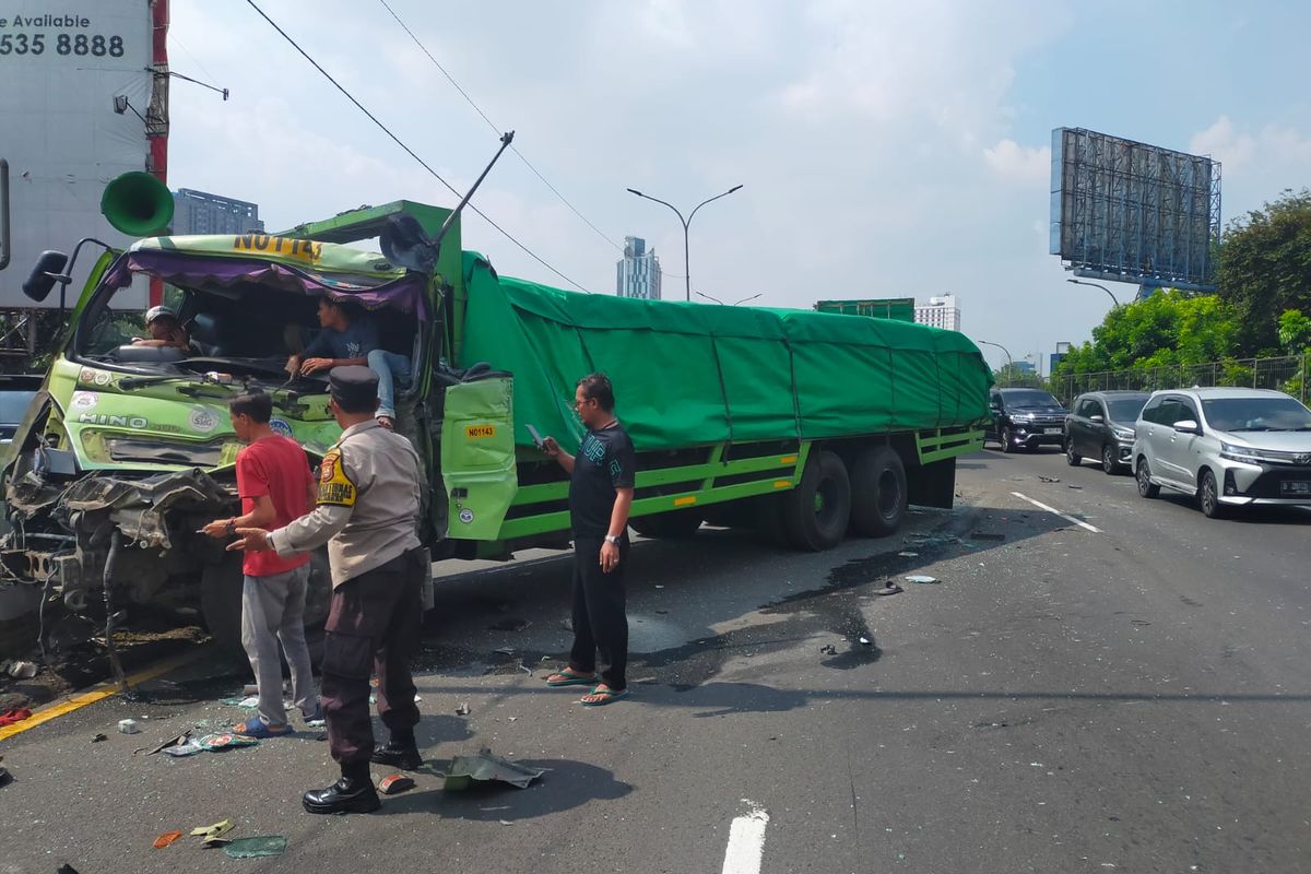 Truk kontainer menabrak kendaraan lain di Tol Tomang, Jakarta Barat, Selasa (13/6/2023). 