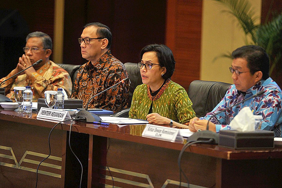 Menteri Keuangan Sri Mulyani Indrawati (dua dari kanan) didampingi Menteri Koordinator Bidang Perekonomian Darmin Nasution, Gubernur Bank Indonesia Agus Martowardojo dan Ketua Dewan Komisioner Otoritas Jasa Keuangan Muliaman D Hadad (kiri ke kanan) memberikan penjelasan terkait akses informasi keuangan untuk kepentingan perpajakan di Gedung Kementerian Keuangan, Jakarta, Kamis (18/5). Pemerintah sedang menyiapkan Peraturan Pemerintah Pengganti Undang-undang (Perppu) Nomor 1 Tahun 2017 tentang akses informasi keuangan.

Kompas/Raditya Helabumi (RAD)
18-05-2017