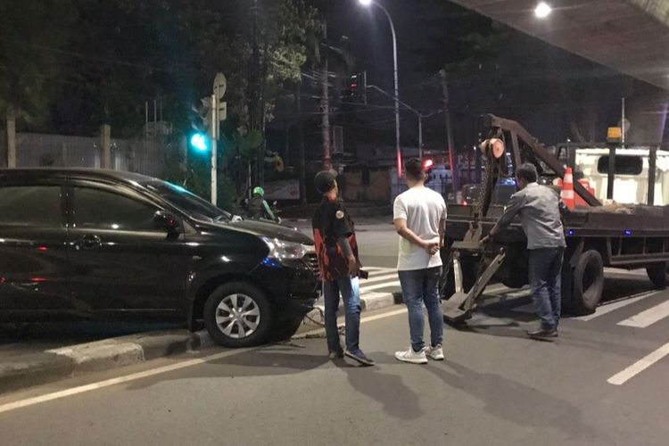 Sebuah mobil Toyota Avanza berwarna hitam terlibat kecelakaan mobil Mercy di Jalan Antasari, Cilandak, Jakarta Selatan pada Sabtu (27/8/2022) dini hari. 