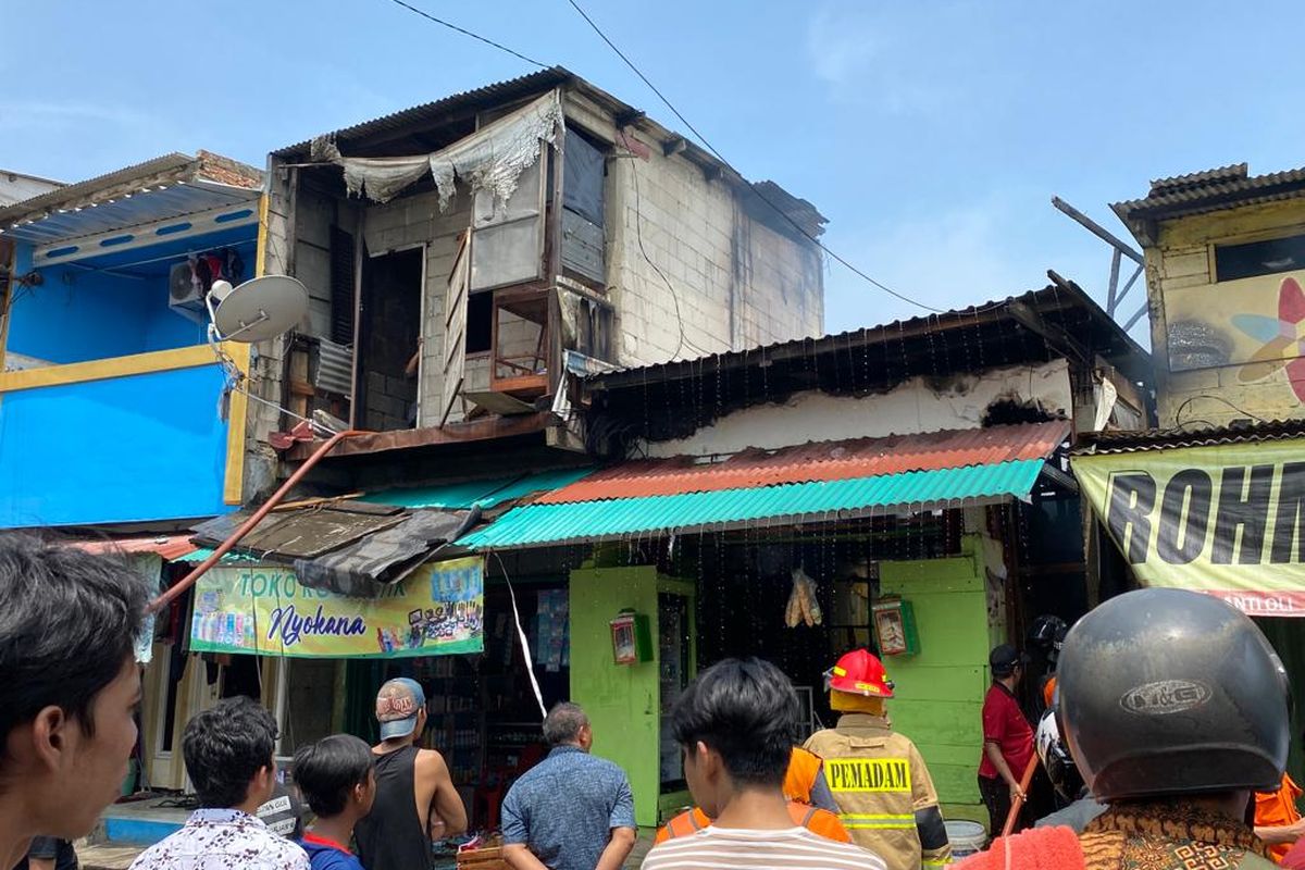 Lokasi kebakaran bangunan semipermanen di Jalan Budi Mulia RT 01 RW 11 Kelurahan Pademangan Barat, Kecamatan Pademangan, Jakarta Utara, Jumat (23/9/2022). Kebakaran ini diduga disebabkan karena korsleting arus listrik.