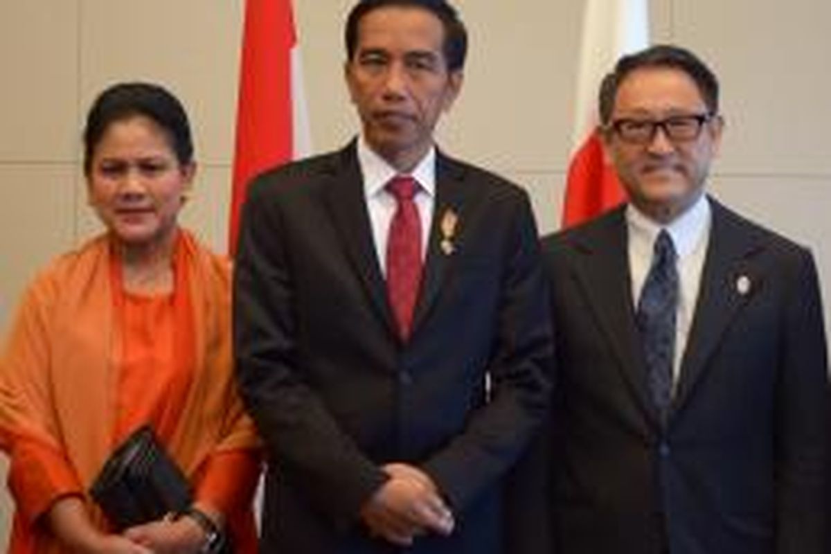 Presiden Jokowi dan Ibu Negara Iriana berfoto bersama Presiden Toyota, Akio Toyoda, Rabu (25/3/2015)