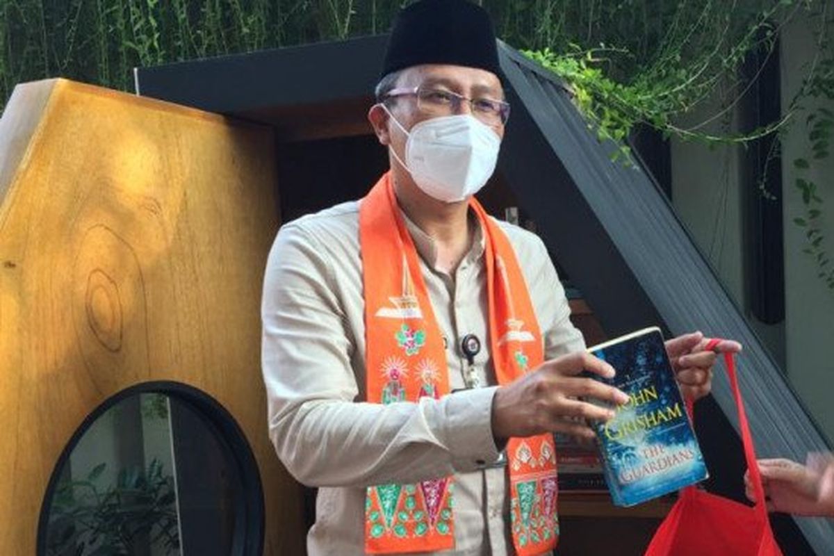 Wali Kota Jakarta Pusat Dhany Sukma meresmikan rak buku Bookhive Jakarta di Kawasan Situ Lembang, Jakarta, Jumat (23/4/2021).