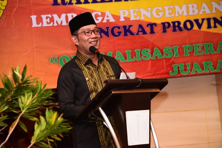 Gubernur Jawa Barat (Jabar) Ridwan Kamil mengukuhkan kepengurusan LPTQ Jabar periode 2019-2024 di Sutan Raja Hotel and Convention Centre Soreang Kabupaten Bandung, Selasa (29/10/19).