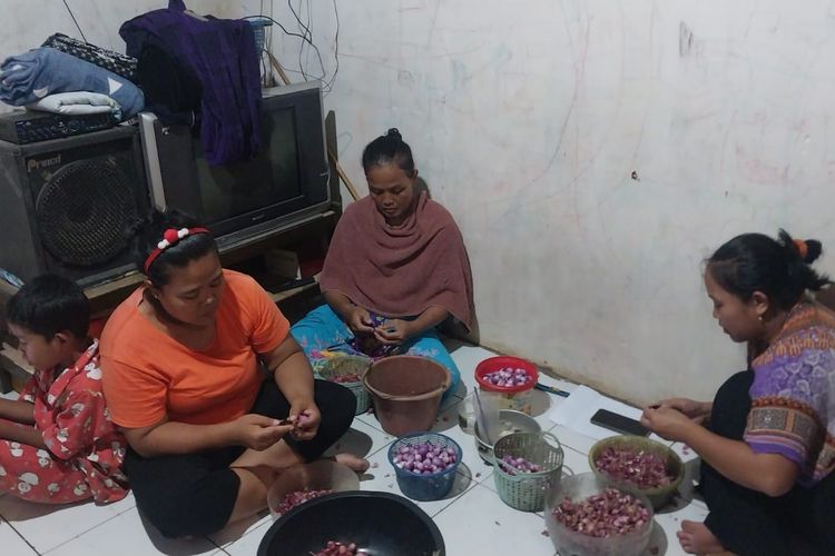 Jelang Perayaan Kemerdekaan, Emak-emak di Bogor Sibuk Kupas Bawang demi Upah Rp 1.200 Per Kg