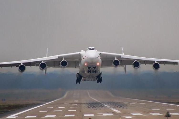 Antonov A-225 lepas landas dari Perth, Australia, Selasa (17/5/2016) pagi.