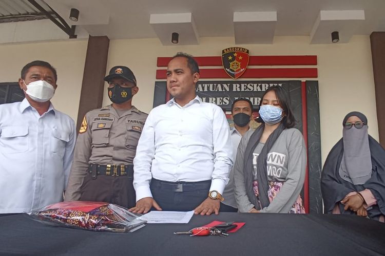EMP (2 dari kanan) diringkus jajaran Kepolisian Resor Jombang, Jawa Timur, karena menculik bayi berusia 4 bulan dari sebuah panti asuhan.