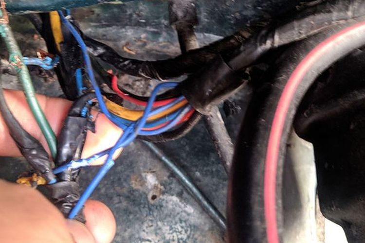Kondisi kabel mobil yang putus karena digigit tikus. Kejadian ini sering terjadi lantaran tikus menjadikan ruang mesin mobil sebagai sarangnya.(Ari Purnomo)