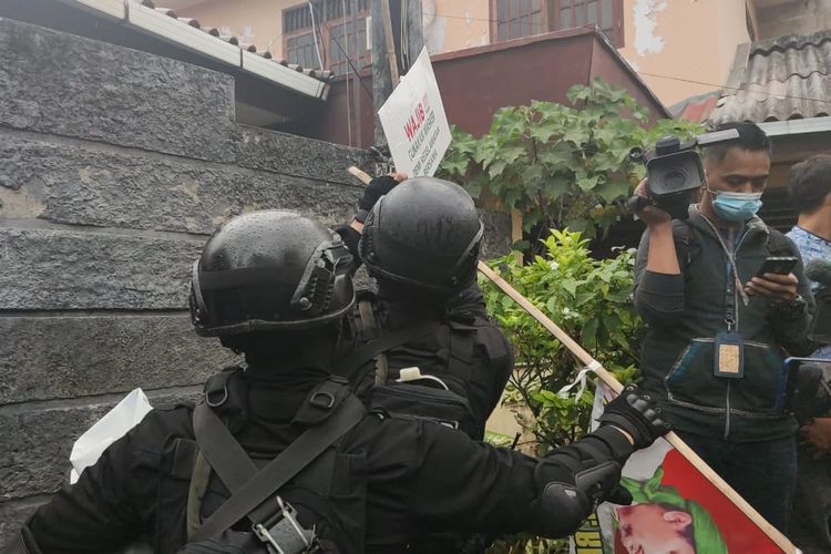 Personel menurunkan sejumlah atribut berlogo dan bertuliskan Front Pembela Islam di kawasan Petamburan, Jakarta Pusat, Rabu (30/12/2020) sore. Pemerintah sebelumnya melarang organisasi FPI dan seluruh kegiatannya. Pemasangan atribut berlogo FPI juga resmi dilarang.