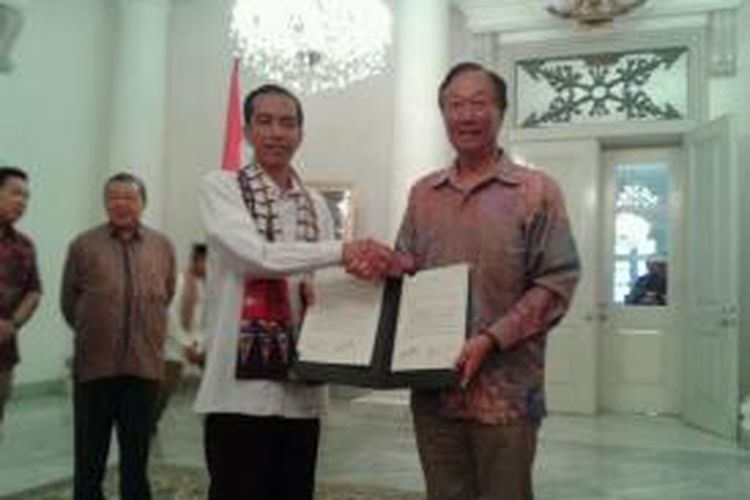 Gubernur DKI Jakarta Joko Widodo (kiri) dan Chairman and CEO Foxconn Technology Group Terry Gou berjabat tangan seusai menandatangi kesepakatan kerja sama di Balaikota Jakarta, Jumat (7/2/2014). 