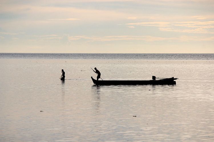 Dua orang nelayan suku bajau tengah mencari ikan saat air laut surut di belakang pemukiman mereka. Bagi mereka laut adalah sumber kehidupan yang harus dijaga.