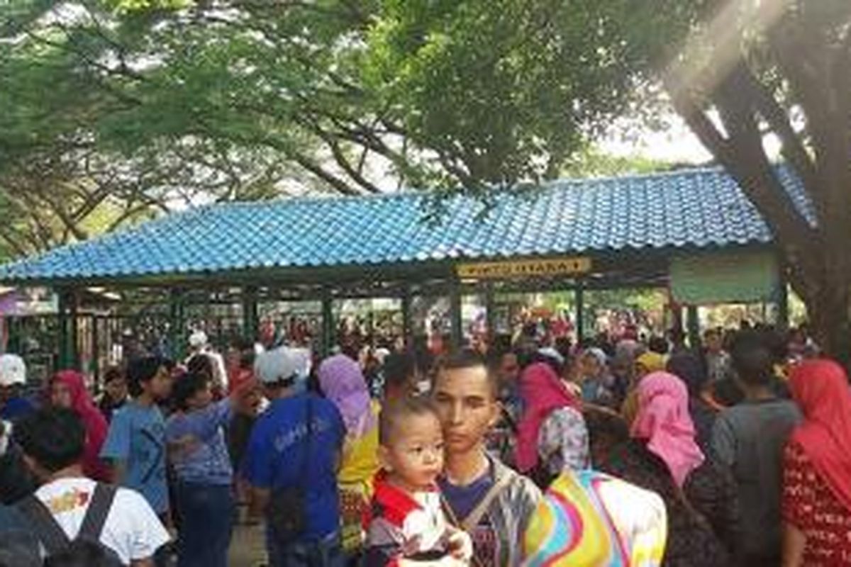 Libur awal tahun, pengunjung ramai memadati kawasan Taman Margasatwa Ragunan, Jakarta Selatan pada Jumat (1/1/2016)