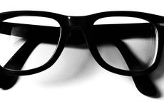 Sejak Kapan Kacamata dan Lensa Kontak Diciptakan?