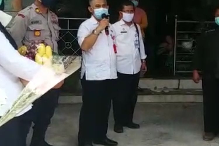 Kepala Dinas Kesehatan Kabupaten Madiun, dr Soelistyo Widyantono memberikan sambutan saat mengantar DM, pasien sembuh positif corona di Desa Tanjung Rejo, Kecamatan Kebonsari, Kabupaten Madiun, Jawa Timur, Rabu (22/4/2020).