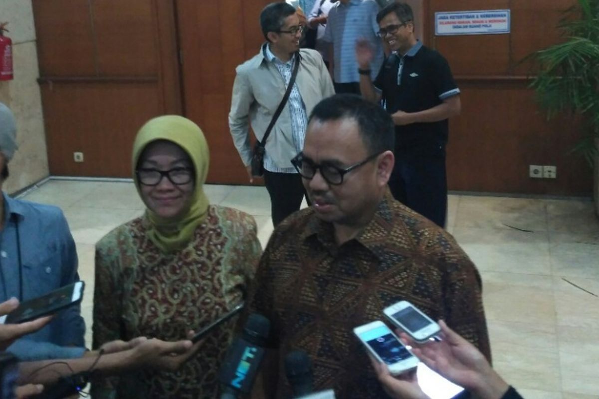 Kepala Bappeda DKI Jakarta, Tuty Kusumawati (kiri) dan Ketua Tim sinkronasi, Sudirman Said (kanan) usai melakukan pembahasan di Balai Kota DKI Jakarta, Sabtu (20/5/2017).