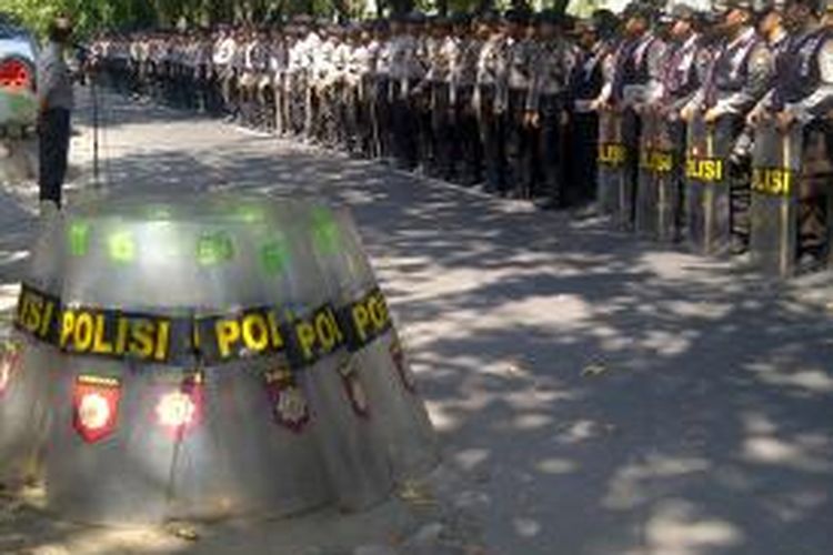 Polisi apel siaga di depan KPU Jatim.