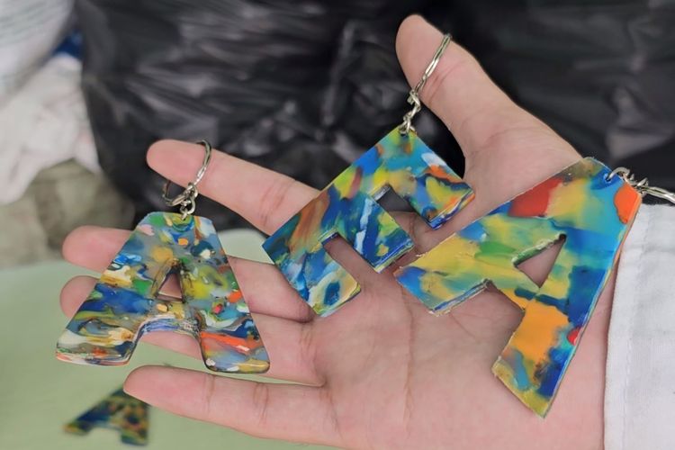 Sejumlah siswa SMA Negeri 7 Banjarmasin, Kalimantan Selatan punya cara sendiri untuk mengatasi masalah lingkungan khususnya sampah plastik di sekolah. Dari daur ulang sampah plastik, mereka bahkan bisa memproduksi barang yang bernilai ekonomis.