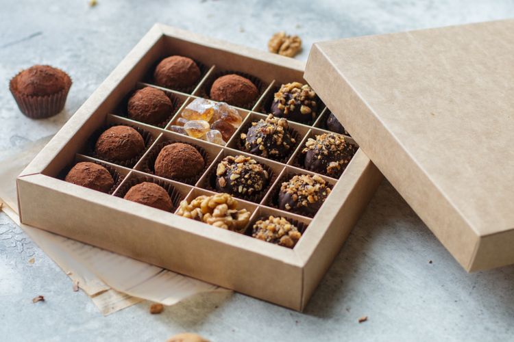 Ilustrasi hazelnut chocolate truffle untuk hamper Natal. 