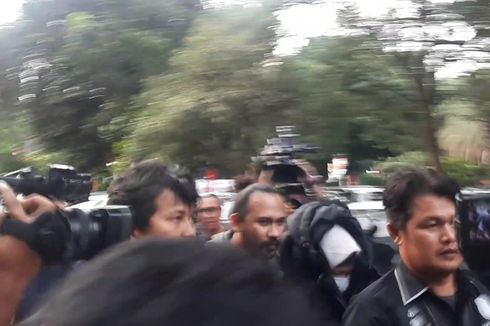 Wajah Ditutup Masker dan Jaket Hitam, AK Otak Pembunuhan Suami dan Anak Tiri Tiba di Polda Metro Jaya