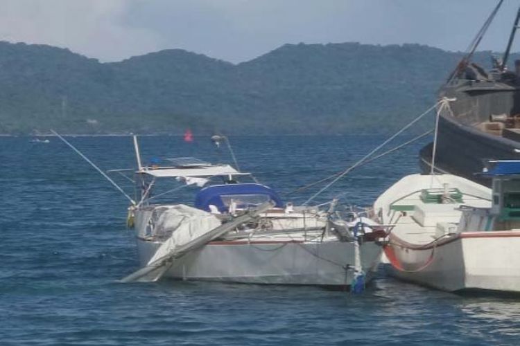 Kapal latar (yacht) asal Perancis kandas diterjang angin kencang di Teluk Sabang, Sabtu (3/6/2017) malam. Kapal yscht itu kini masih dalam perbaikan di Dermaga Perikanan Gampong Kuta Timu. 