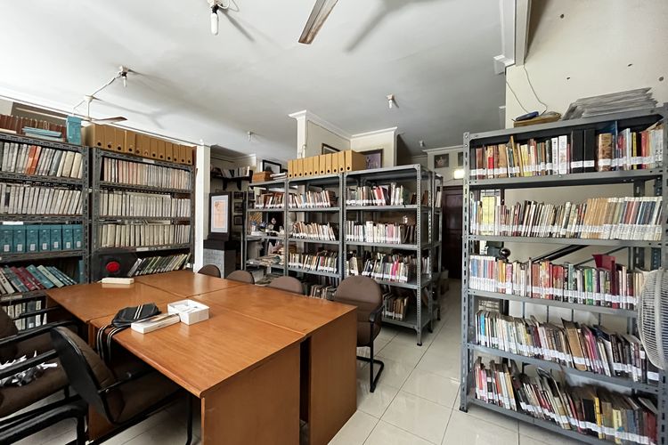Pemandangan perpustakaan Medayu Agung yang menyimpan jutaan kisah perjuangan Oei Hiem Hwie karena hobi membaca, Selasa (12/8/2025).