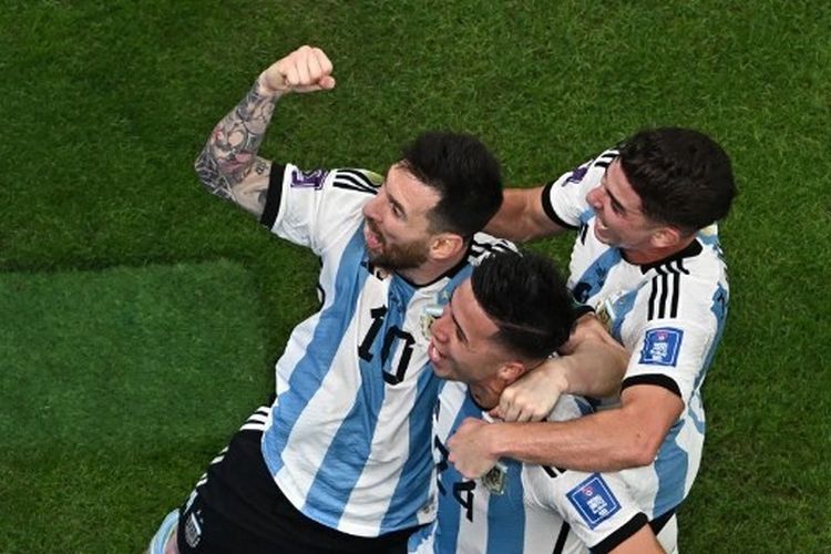 Lionel Messi (kiri) dan Enzo Fernandez (tengah) merayakan gol timnas Argentina ke gawang Meksiko pada pertandingan Grup C Piala Dunia 2022 yang digelar di Stadion Lusail, Minggu (27/11/2022) dini hari WIB. Argentina menang 2-0 atas Meksiko dan kini menempati peringkat kedua klasemen Piala Dunia 2022 Grup C.