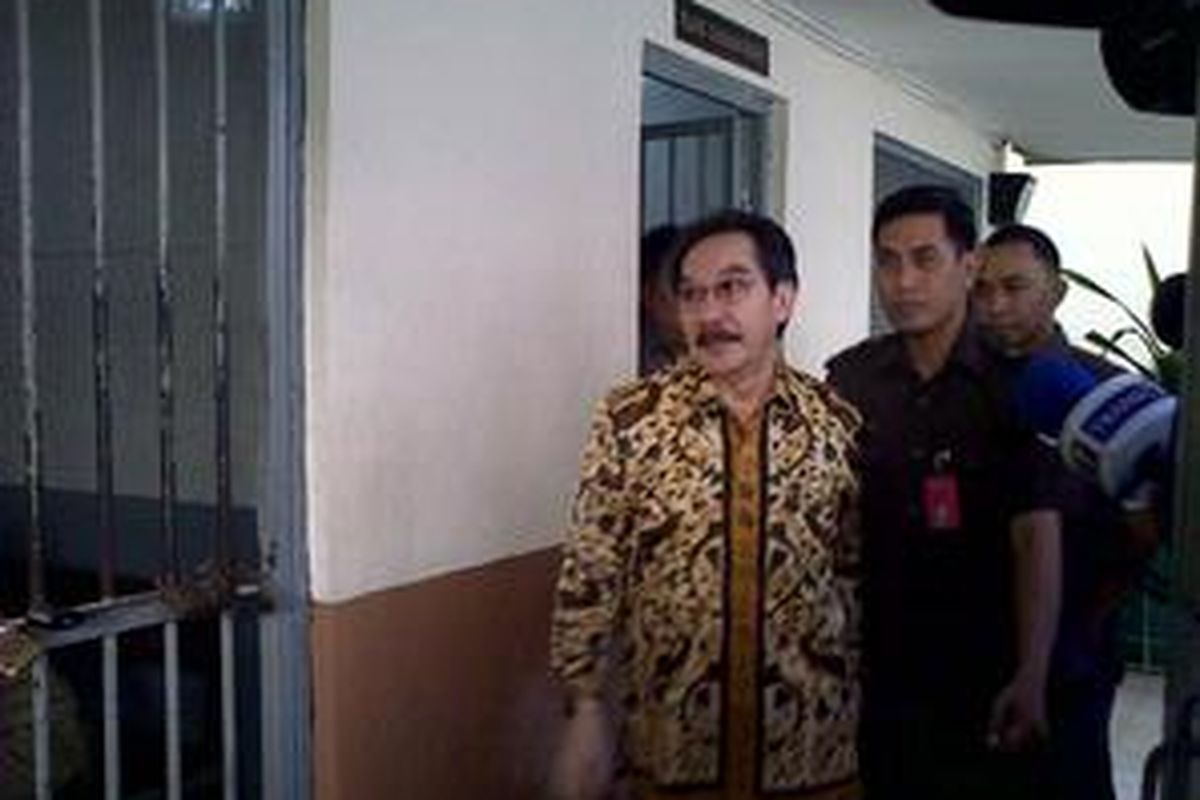 Antasari Azhar, terdakwa dalam sidang pembunuhan Direktur PT Putra Rajawali Banjaran Nusrudin Zulkarnaen.