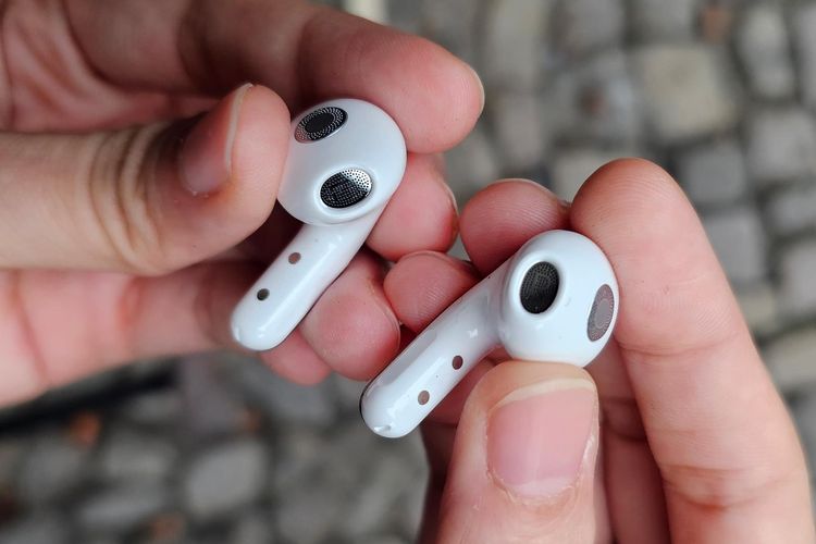 Foto : Sedang Tren, Apakah Mendengarkan Musik Pakai "Earbuds" Bisa