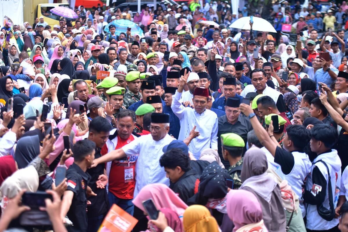Ustad Abdul Somad (UAS) didampingi calon gubernur Sumatra Utara nomor urut 02, Edy Rahmayadi saat mengadakan kampanye dengan doa dan zikir bersama, di Kelurahan Bintuju, Kecamatan Angkola Muara Tais, Tapsel, Selasa (19/11/2024). UAS menyampaikan, Edy-Hasan sebagai pemimpin terbaik untuk memimpin Sumut ke depan.