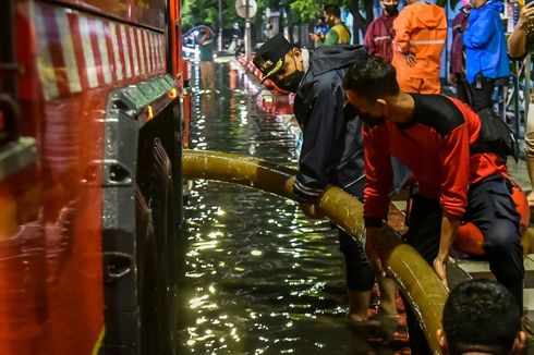 Ketika Wali Kota Surabaya Andalkan Mobil Penyedot Air untuk Tangani Banjir...