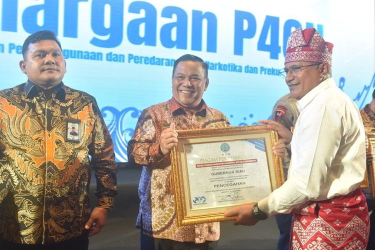 Pj Gubernur Riau SF Hariyanto menerima piagam penghargaan P4GN dari BNN RI di SKA CO-EX, Pekanbaru, Rabu (26/6/2024). 