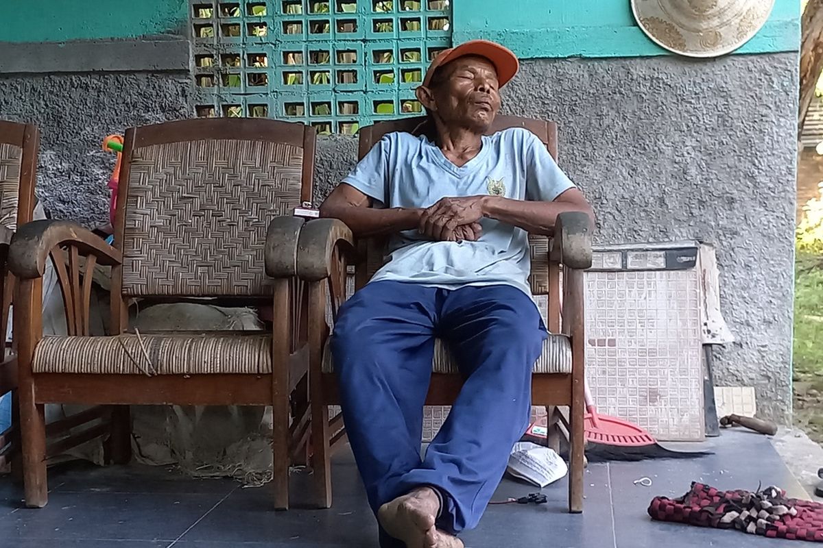 Mbah Tupon saat ditemui di rumahnya setelah cari pakan ternak, Sabtu (26/4/2025)