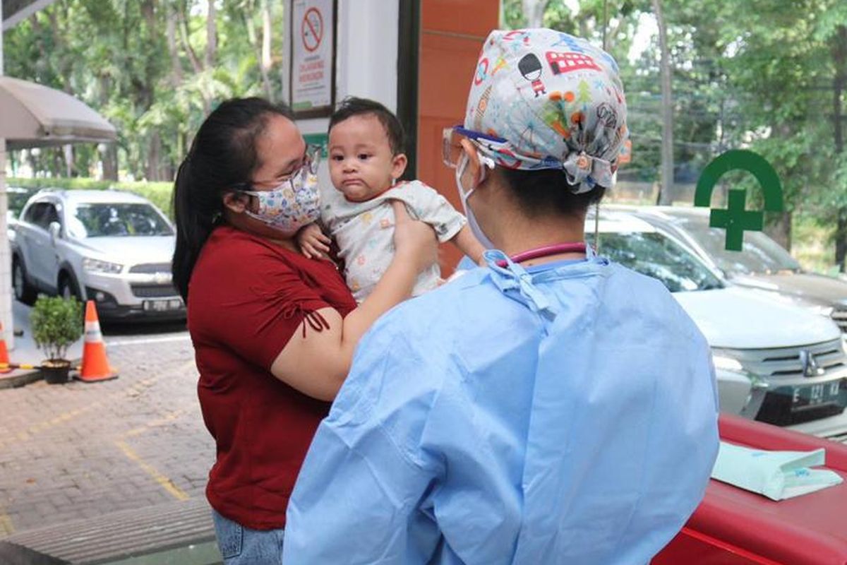 Poliklinik Drive Thru di RSU dan RSIA Bunda untuk imunisasi anak.