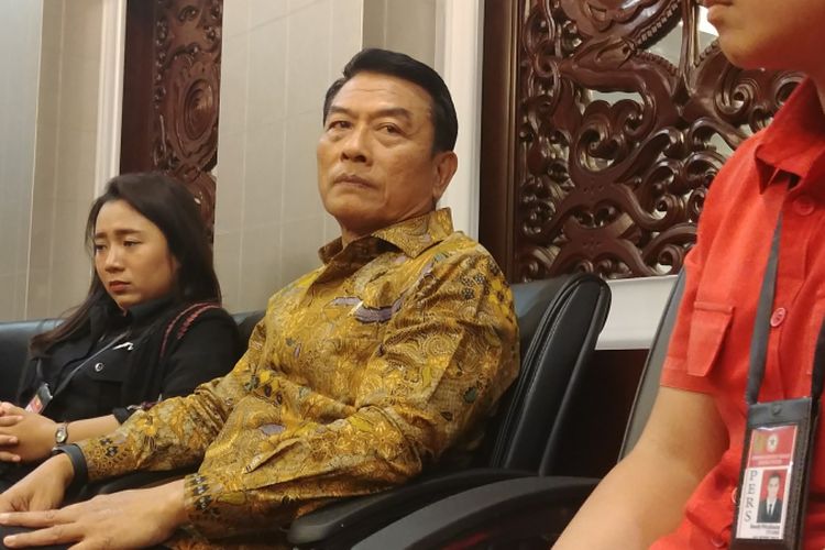 Kepala Staf Kepresidenan Moeldoko berbincang santai dengan wartawan di Istana Kepresidenan, Jakarta, Jumat (27/4/2018)