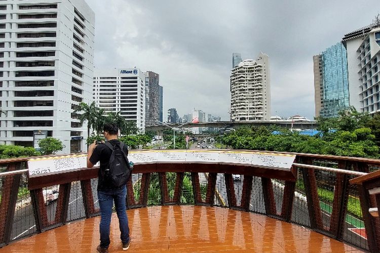 Galeri apresiasi bagi tenaga medis yang gugur dalam perjuangan melawan Covidd-19, terukir di JPOS Phinisi Karet Sudirman, Jakarta.