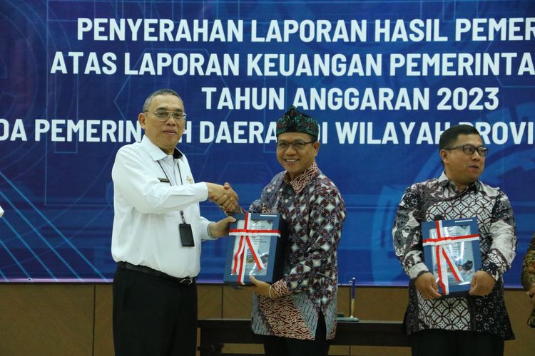 Bupati Bandung Kang DS saat menerima penghargaan di Kantor BPK RI Perwakilan Provinsi Jawa Barat, Rabu (22/5/2024) petang.