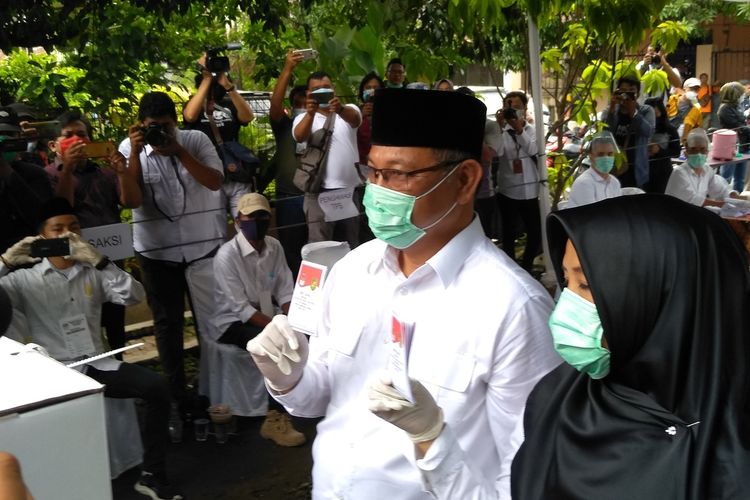 Calon Wali Kota Medan Akhyar Nasution tiba di bilik suara di TPS 22, Kelurahan Brayan Darat II, Kecamatan Medan Timur pada Rabu (9/12/2020). Akhyar tiba bersama keluarganya dan optimis akan memenangkan pilkada ini.